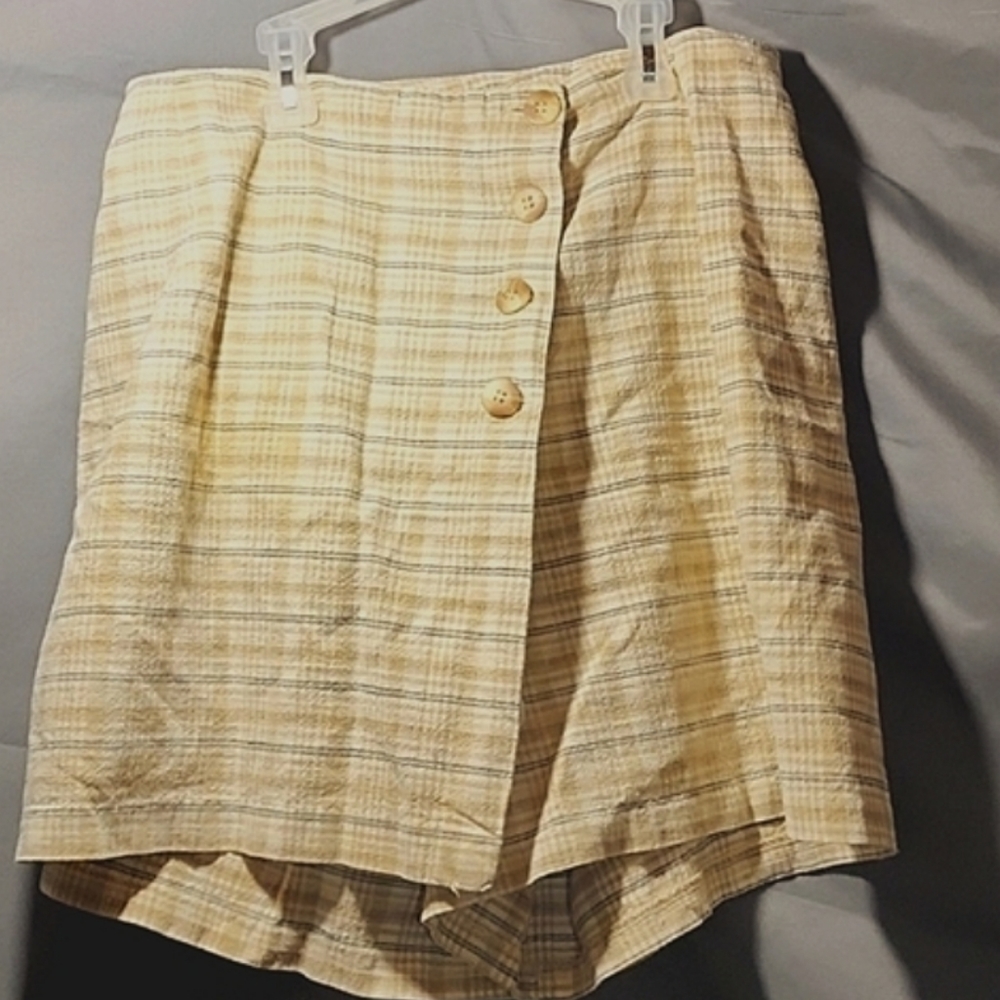 Woman's  Skort Size 6 Plaid Browns yellows